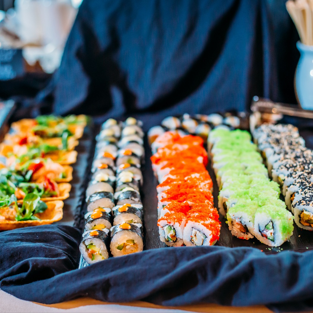 Frühstücksbuffet-Konzept, Frühstückszeit im Luxushotel, Brunch mit Familie im Restaurant, Sushi-Rollen - Bild